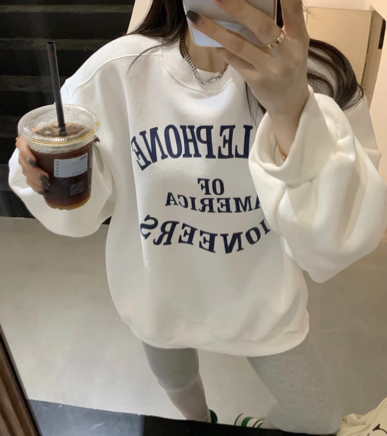 カジュアルコーデ ロゴ入りオーバーサイズスウェット