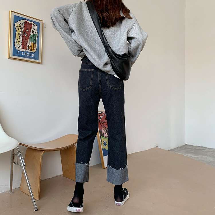 カジュアルコーデ ロールアップ裾デニムパンツ