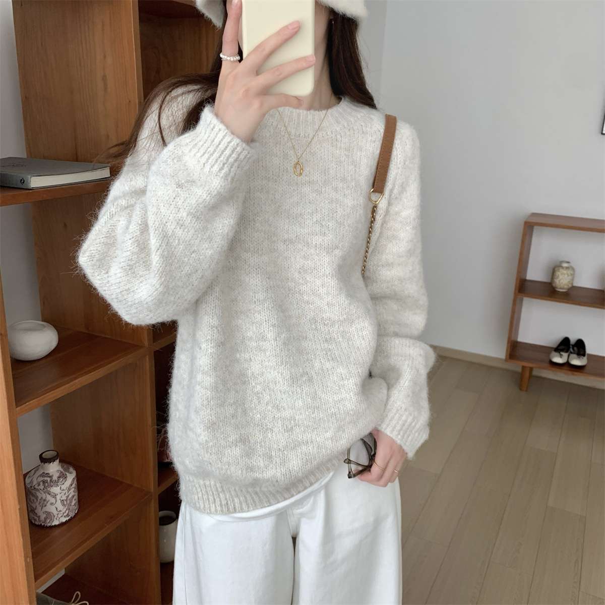 カジュアルコーデ もこもこモヘア風ニットセーター