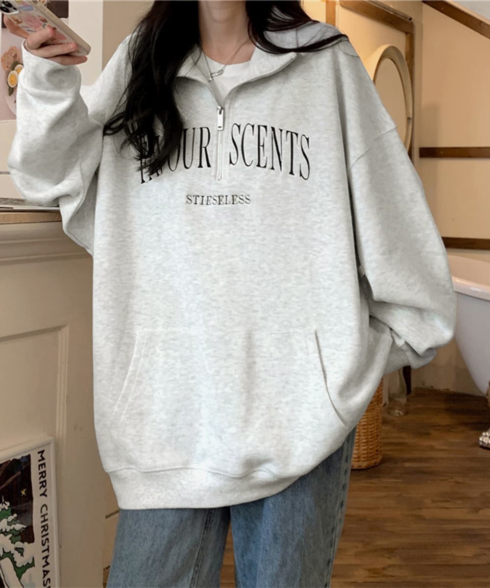 カジュアルコーデ ハーフジップロゴスウェット ゆったりビッグシルエット