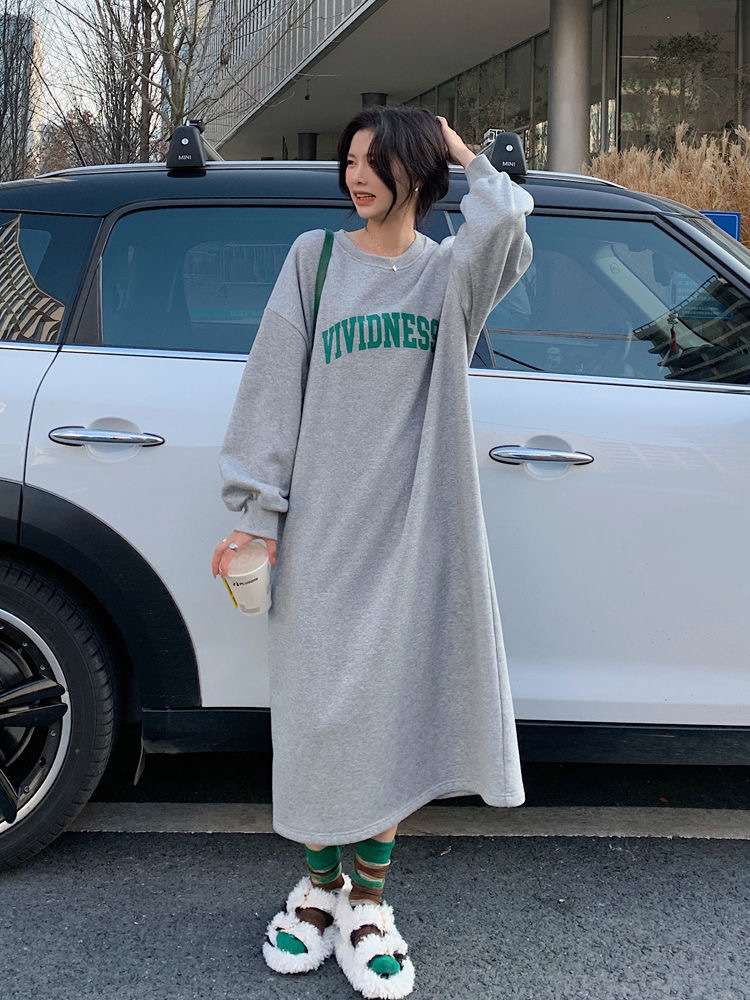 カジュアルコーデ  ゆったりロゴ入りスウェットワンピース