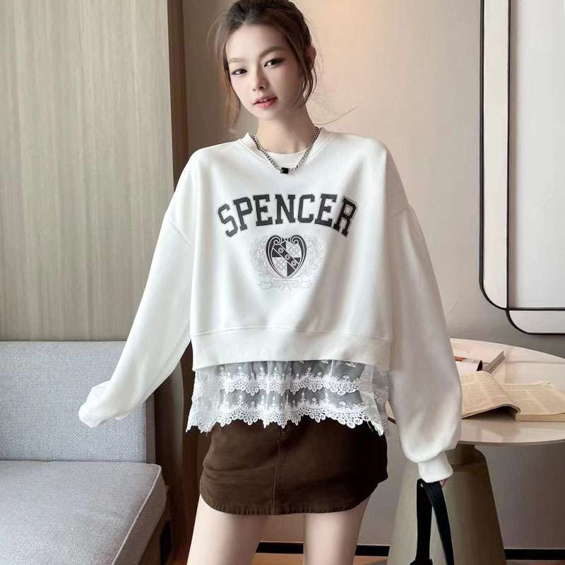 カジュアルコーデ  レース裾付きSPENCERロゴスウェット