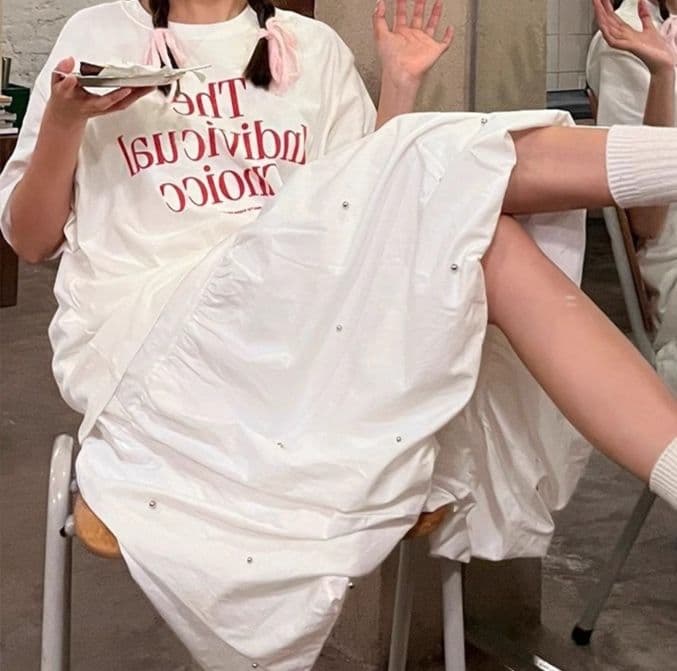 カジュアルコーデ 個性派メッセージ半袖トップス
