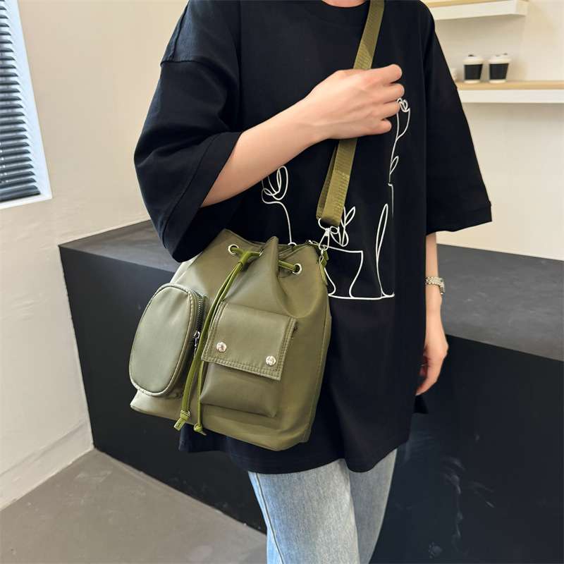 カジュアルコーデ ポケット付きワンショルダーバッグ