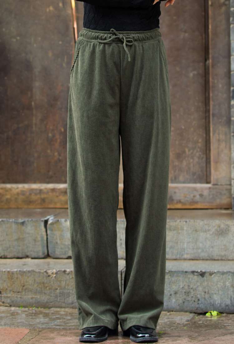 カジュアルコーデ  ゆったりコーデュロイワイドパンツ