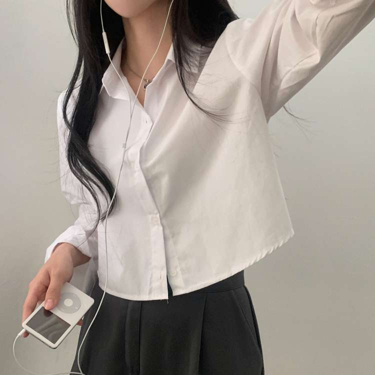 カジュアルコーデ  ゆったりシルエットのクロップド丈シャツ