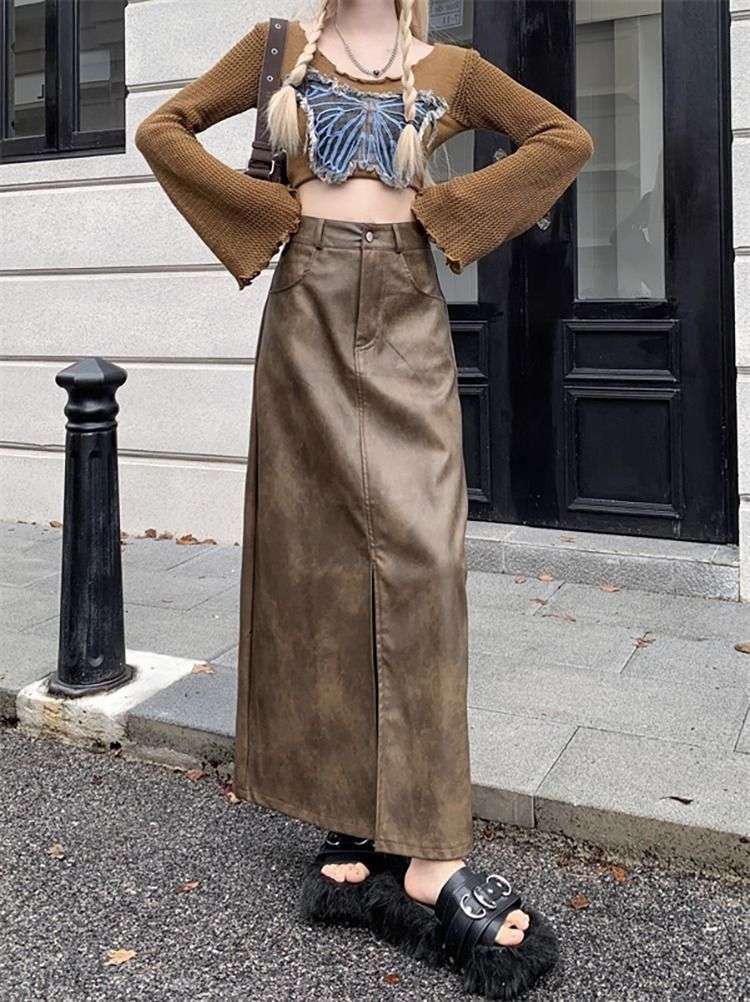 カジュアルコーデ  フェイクレザーロングスリットスカート