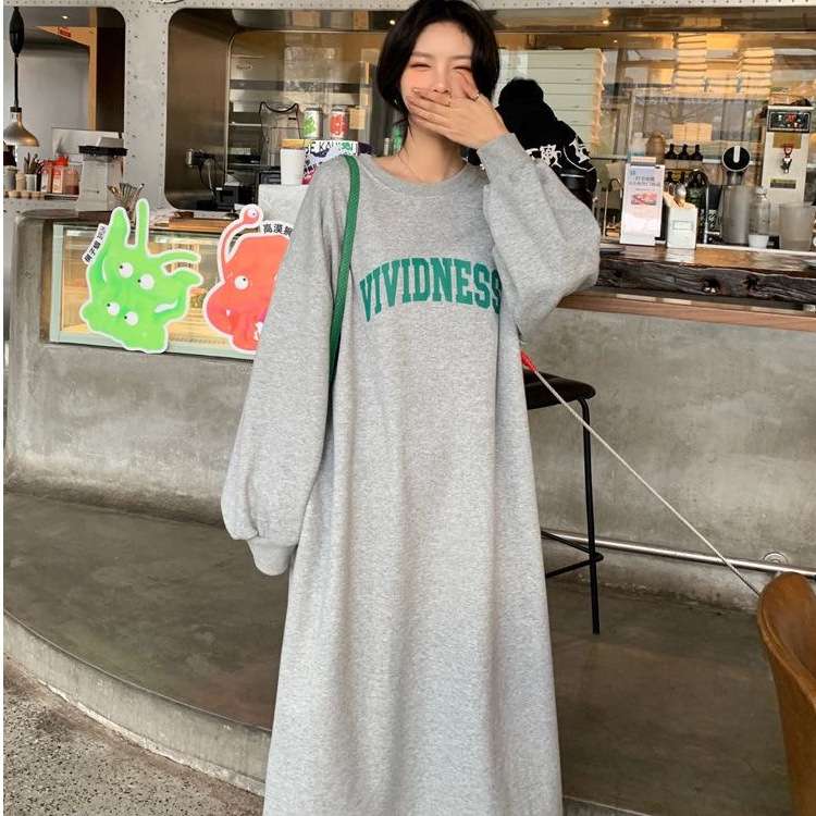 カジュアルコーデ  ゆったりロゴ入りスウェットワンピース