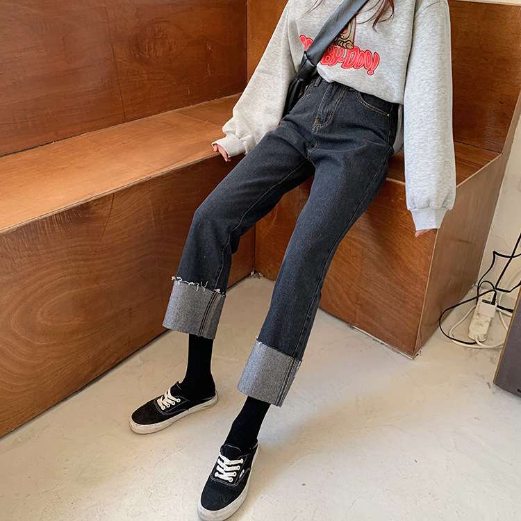 カジュアルコーデ ロールアップ裾デニムパンツ