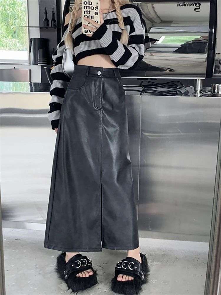 カジュアルコーデ  フェイクレザーロングスリットスカート