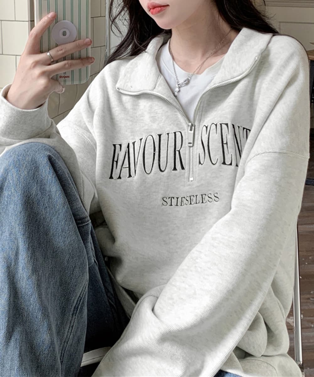 カジュアルコーデ ハーフジップロゴスウェット ゆったりビッグシルエット