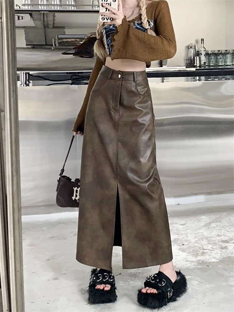 カジュアルコーデ  フェイクレザーロングスリットスカート