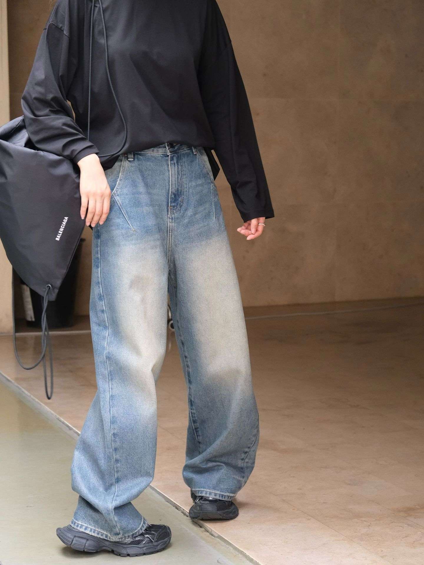 カジュアルコーデ  ゆったりワイドシルエットデニムパンツ
