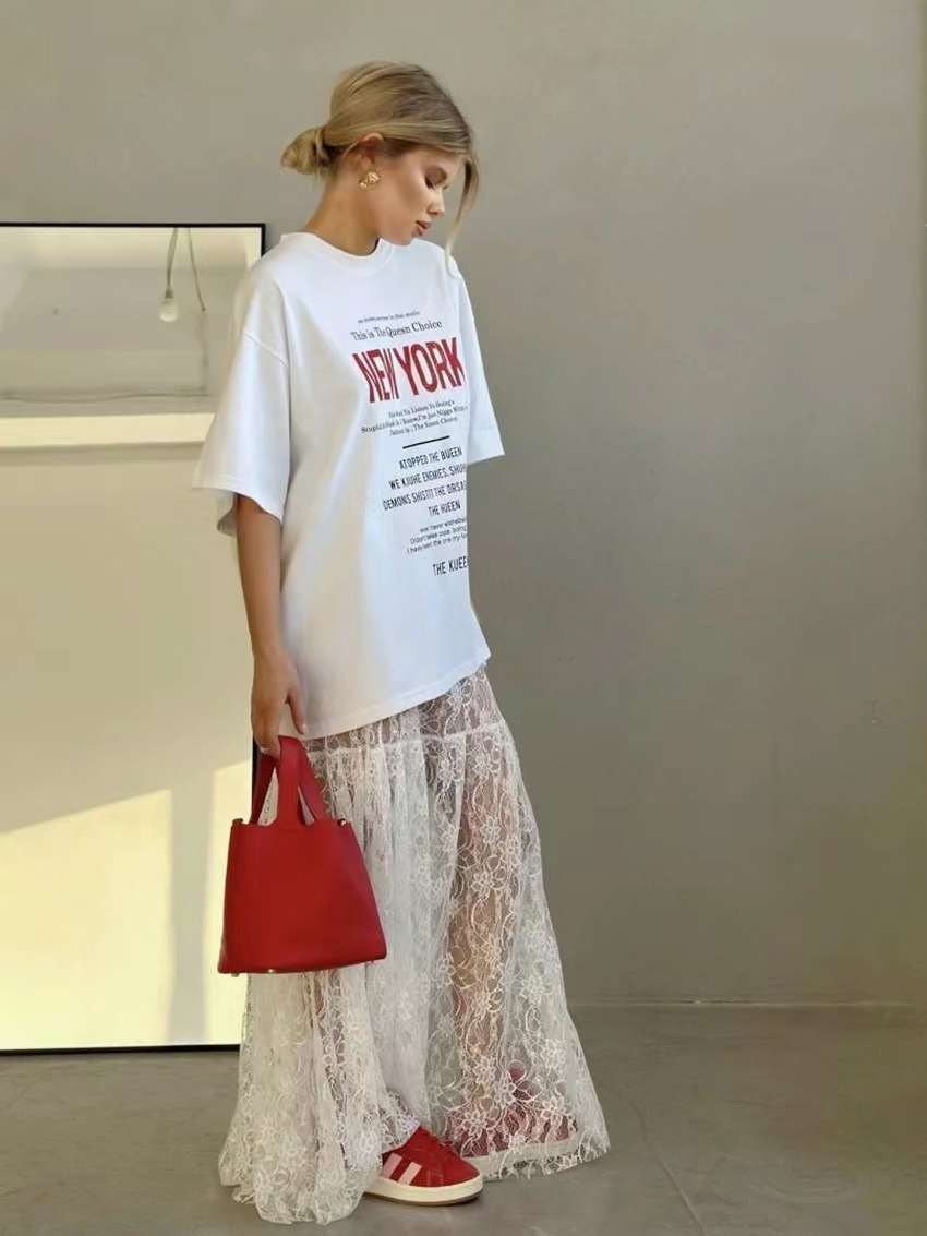 カジュアルコーデ  ニューヨークTシャツ×レーススカートワンピース