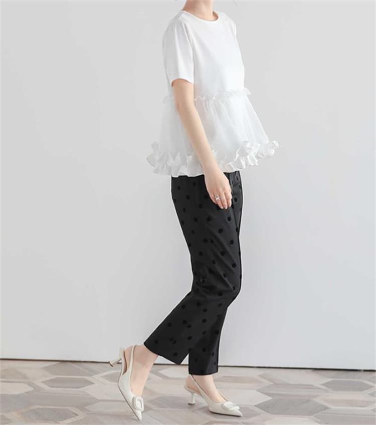 カジュアルコーデ 裾フリル半袖トップス 綿混素材の着心地抜群オフィスカジュアル