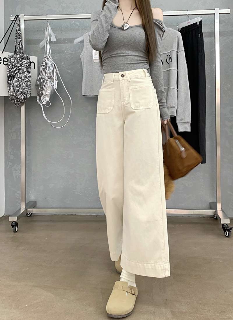カジュアルコーデ 幅広ホワイトデニムパンツ