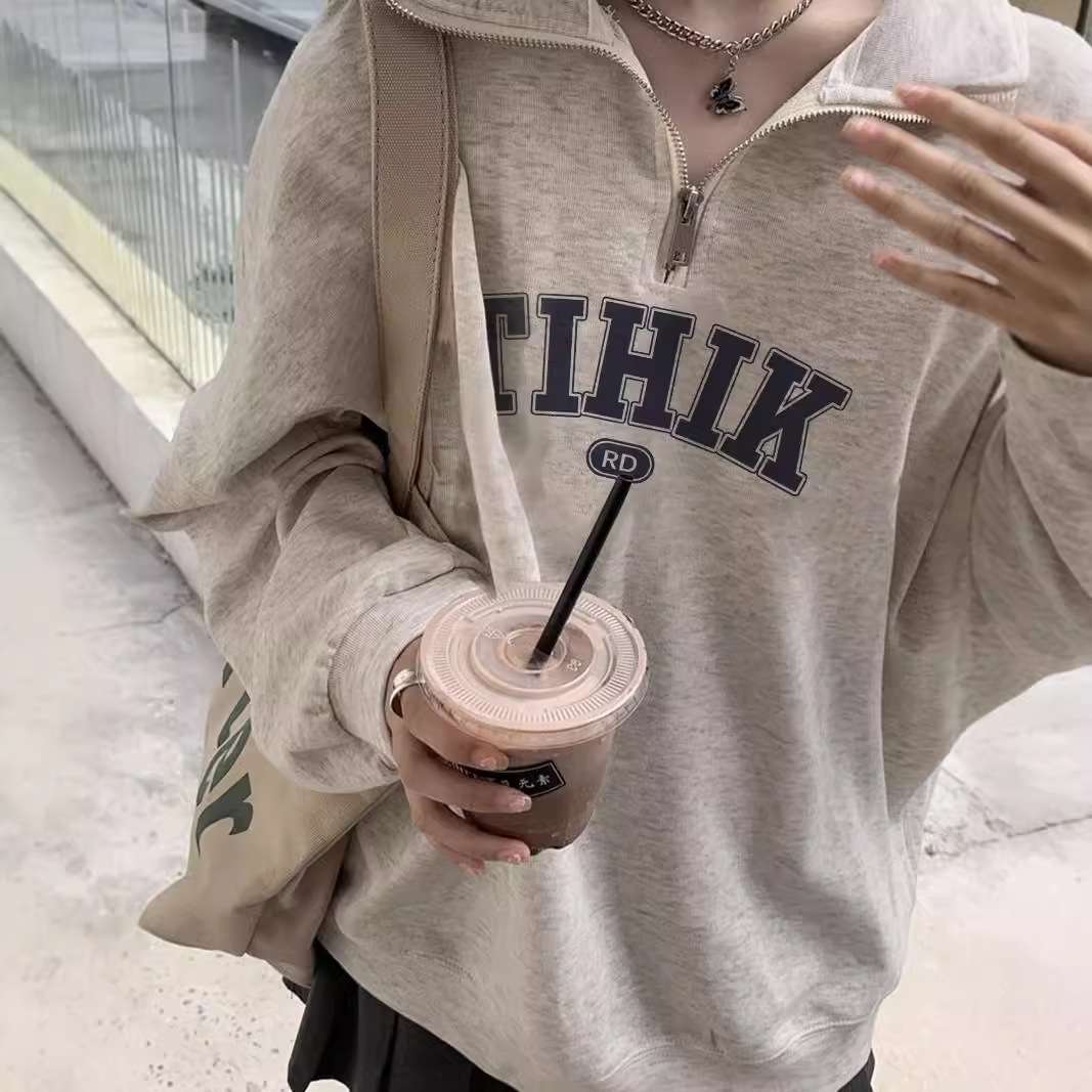 カジュアルコーデ ハーフジップロゴスエット