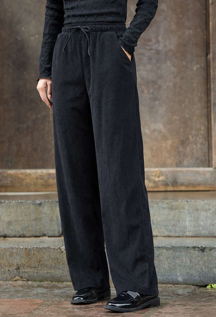 カジュアルコーデ  ゆったりコーデュロイワイドパンツ