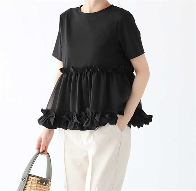カジュアルコーデ 裾フリル半袖トップス 綿混素材の着心地抜群オフィスカジュアル