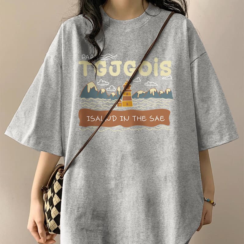 カジュアルコーデ リゾート風景プリント半袖Tシャツ