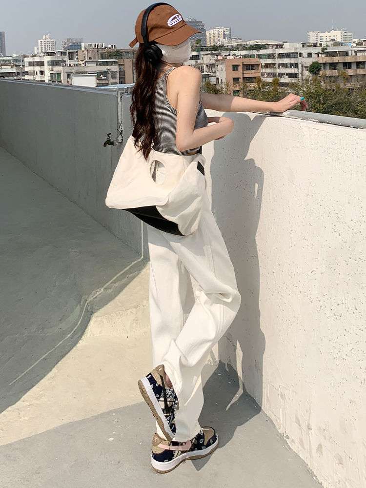 カジュアルコーデ  ゆったりハイウエストストレートパンツ