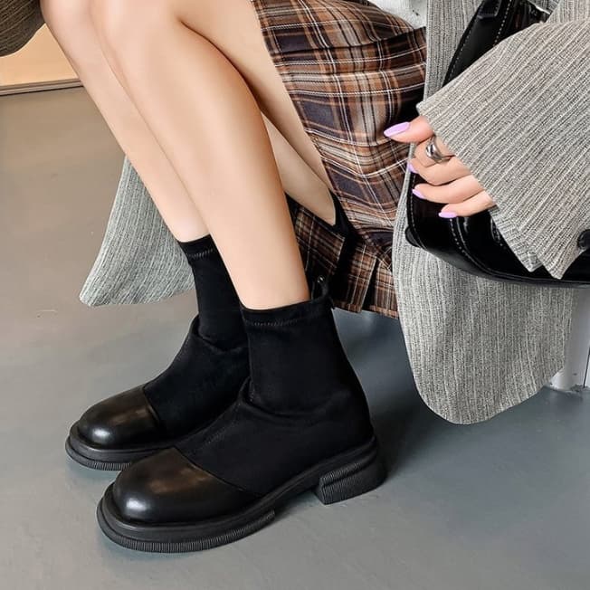 カジュアルコーデ 厚底ショートブーツ 太ヒール 脚長効果 美脚 着脱簡単