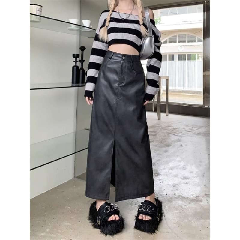 カジュアルコーデ  フェイクレザーロングスリットスカート