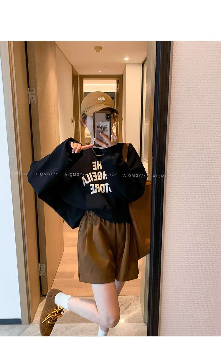 カジュアルコーデ アーチロゴスウェット