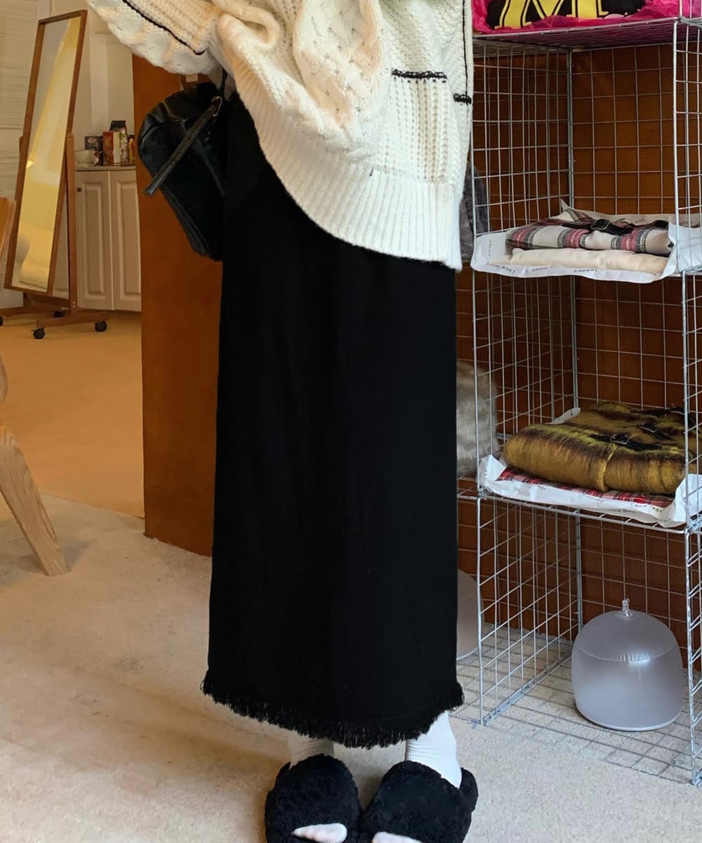カジュアルコーデ 裾フリンジ付きニットスカート ロング丈