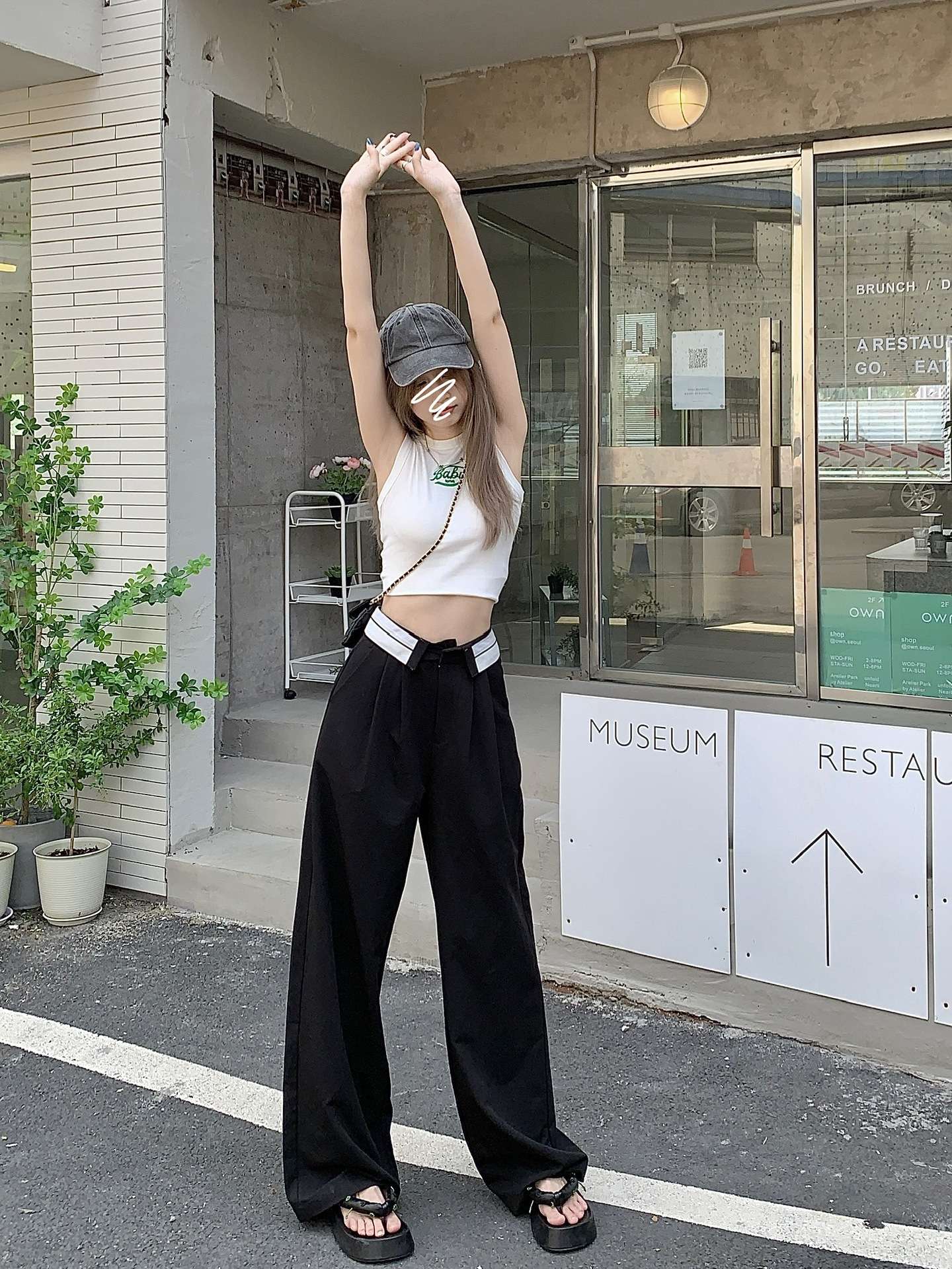 カジュアルコーデ  ワイドシルエットタックパンツ