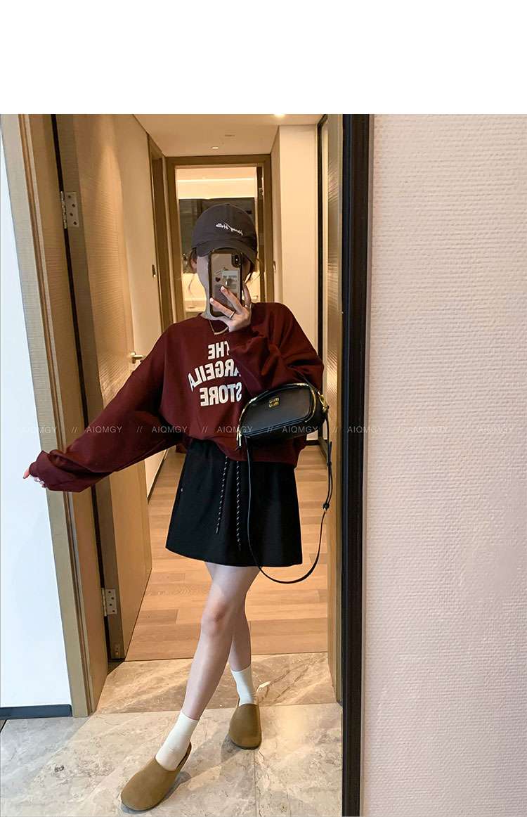 カジュアルコーデ アーチロゴスウェット