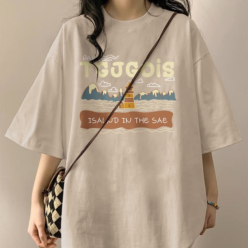 カジュアルコーデ リゾート風景プリント半袖Tシャツ