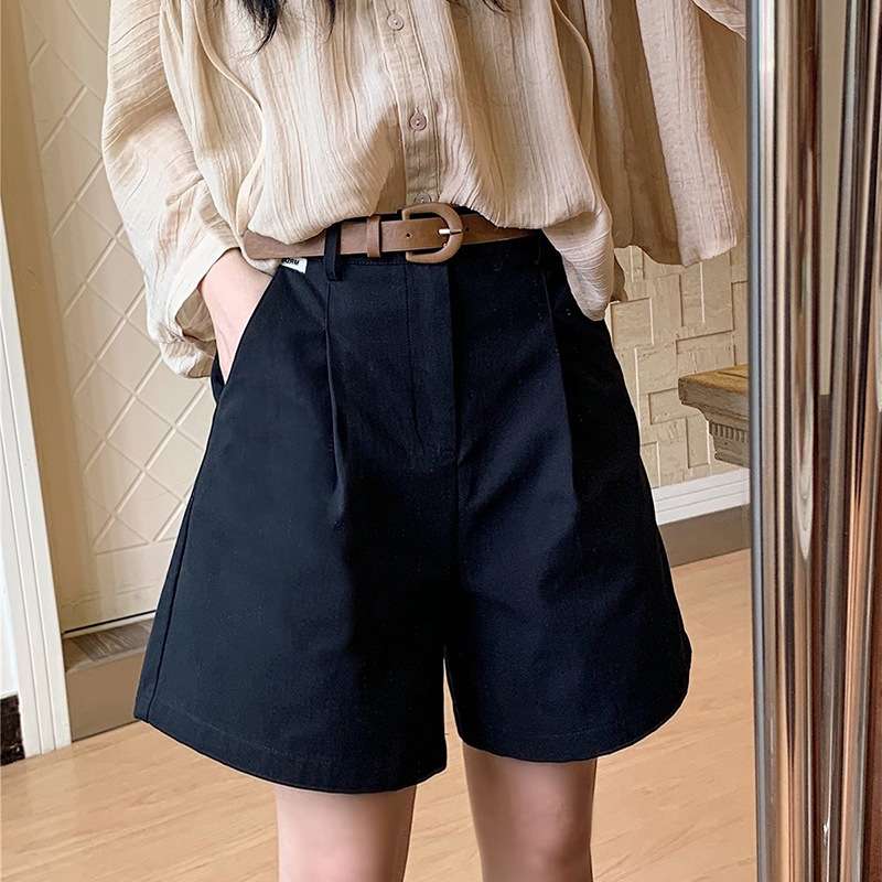 カジュアルコーデ  ベルト付きゆったりショートパンツ