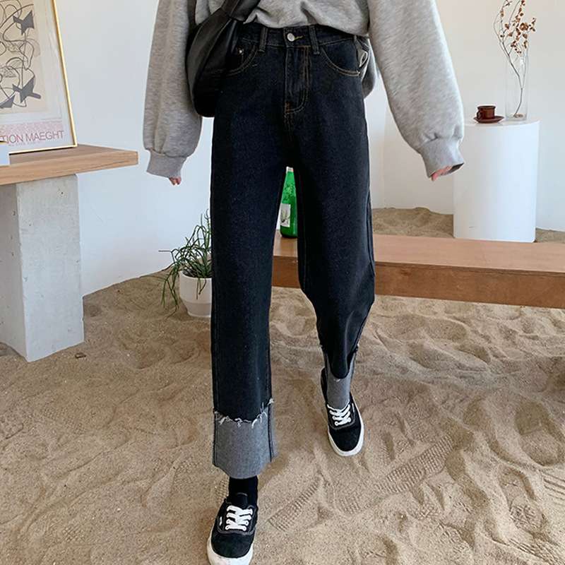 カジュアルコーデ ロールアップ裾デニムパンツ