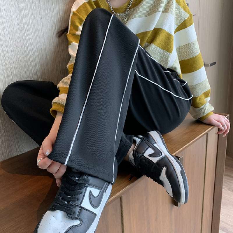 カジュアルコーデ  スポーティーサイドラインワイドパンツ