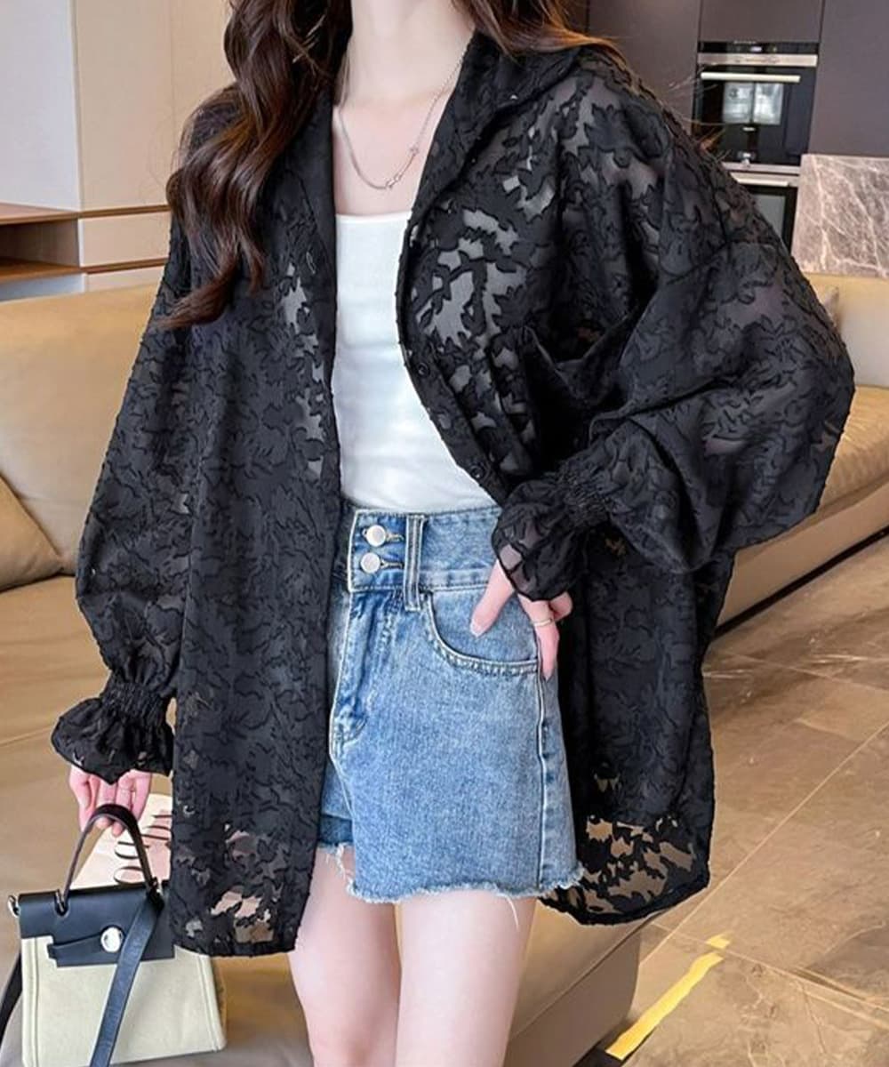 カジュアルコーデ 花柄シアーシャツ ゆったり羽織り