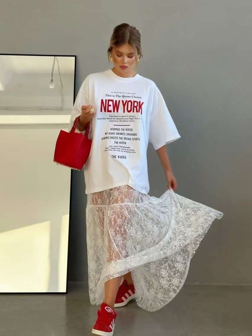 カジュアルコーデ  ニューヨークTシャツ×レーススカートワンピース