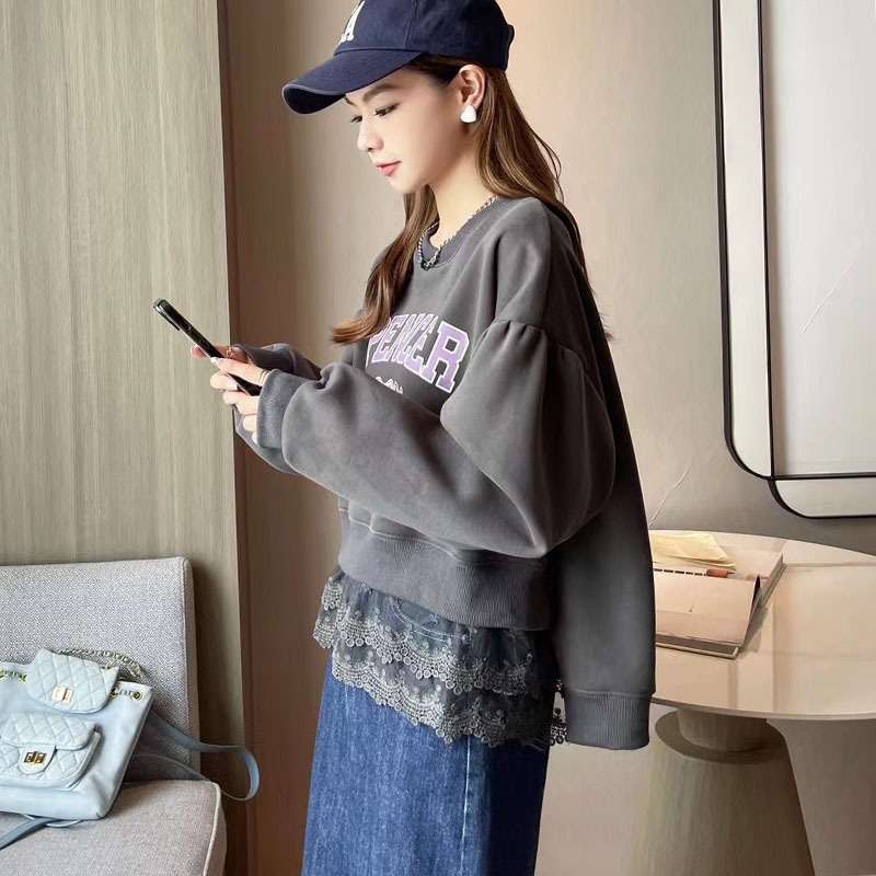カジュアルコーデ  レース裾付きSPENCERロゴスウェット