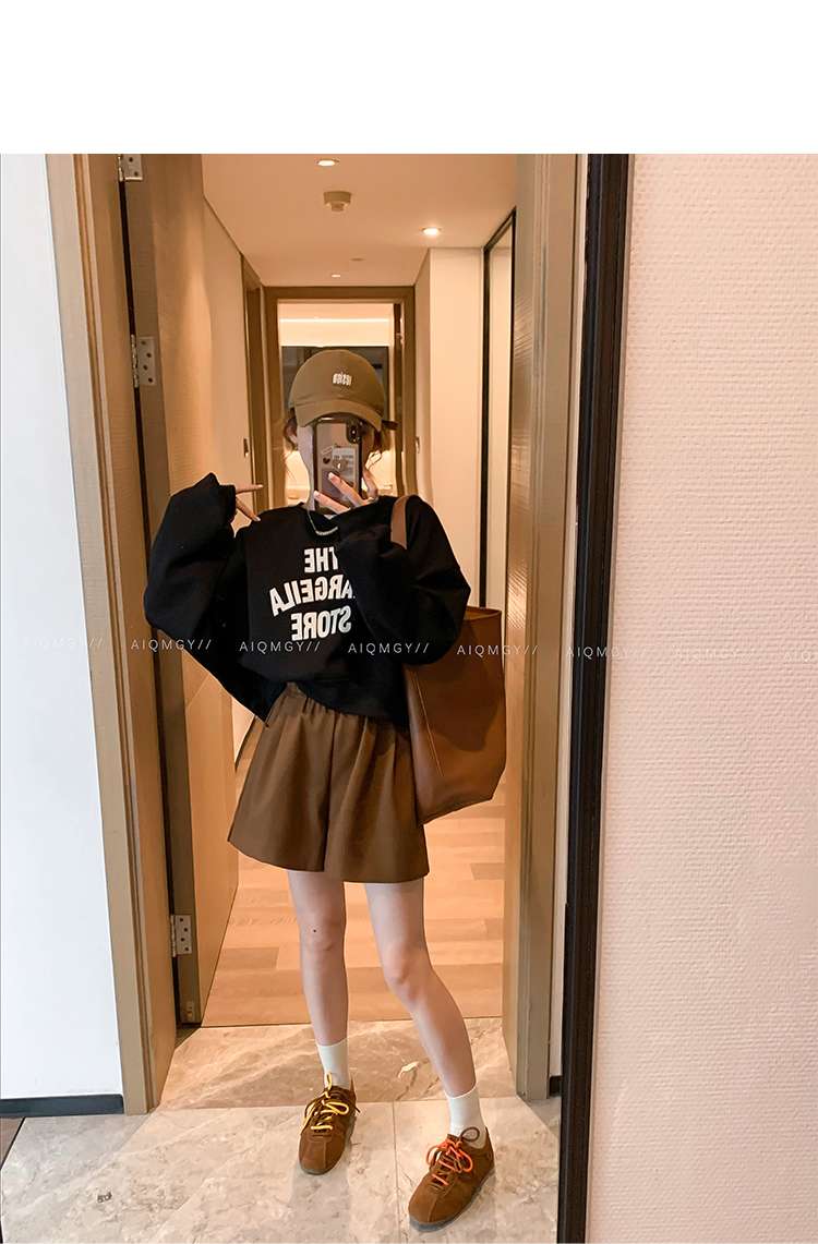カジュアルコーデ アーチロゴスウェット