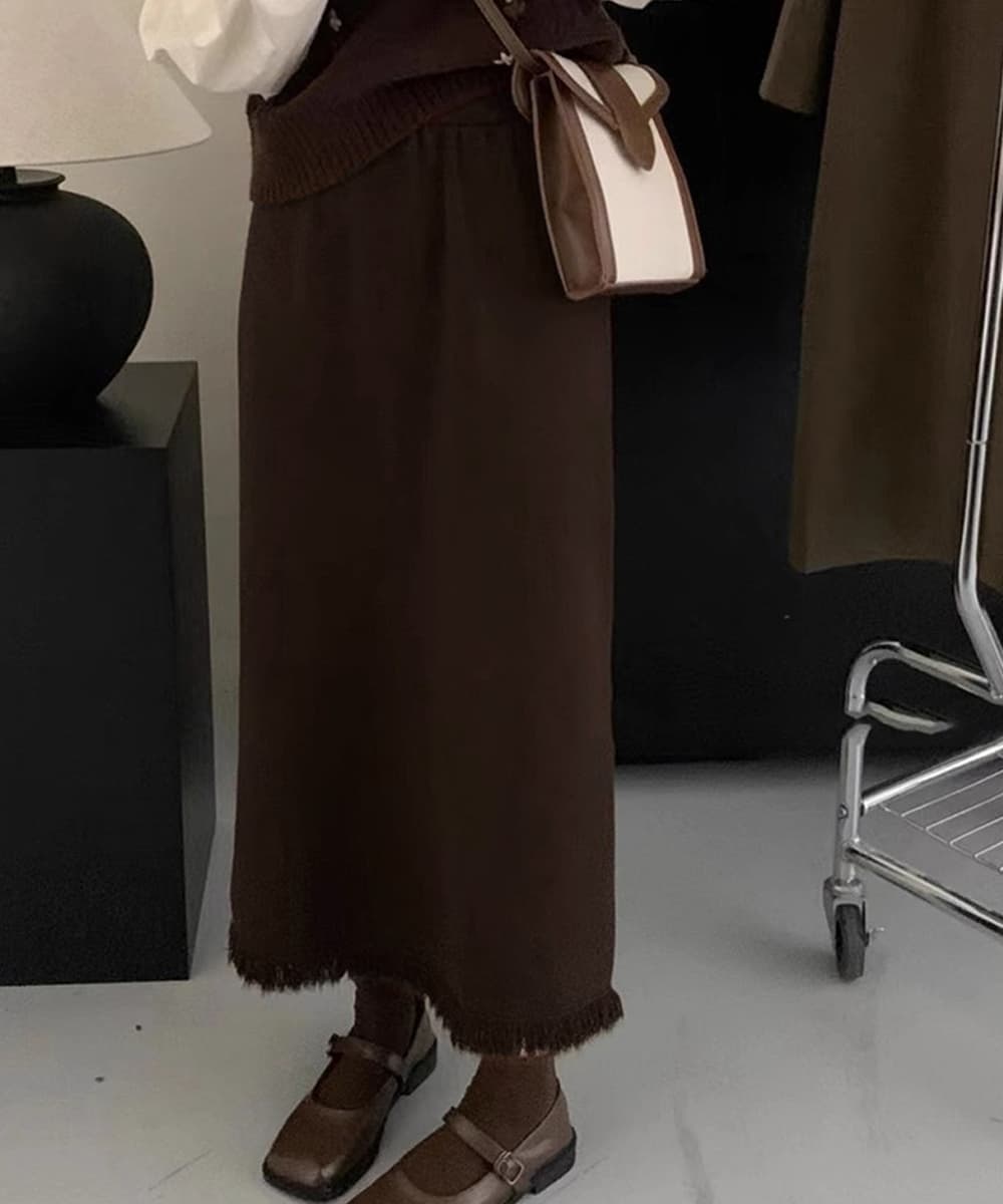 カジュアルコーデ 裾フリンジ付きニットスカート ロング丈
