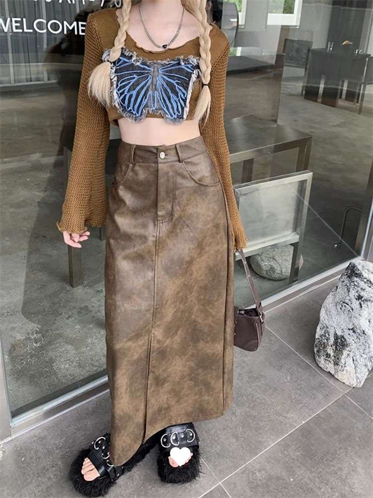 カジュアルコーデ  フェイクレザーロングスリットスカート