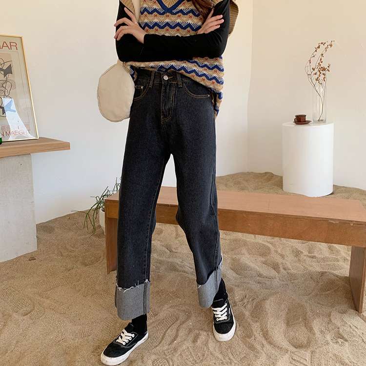 カジュアルコーデ ロールアップ裾デニムパンツ