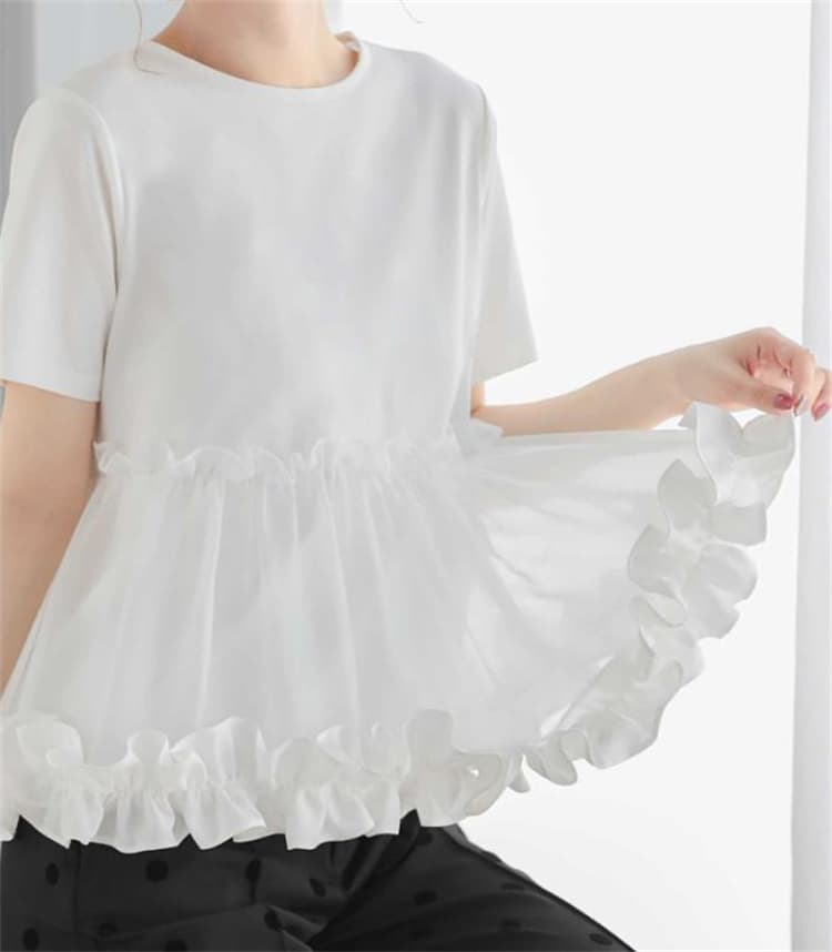 カジュアルコーデ 裾フリル半袖トップス 綿混素材の着心地抜群オフィスカジュアル