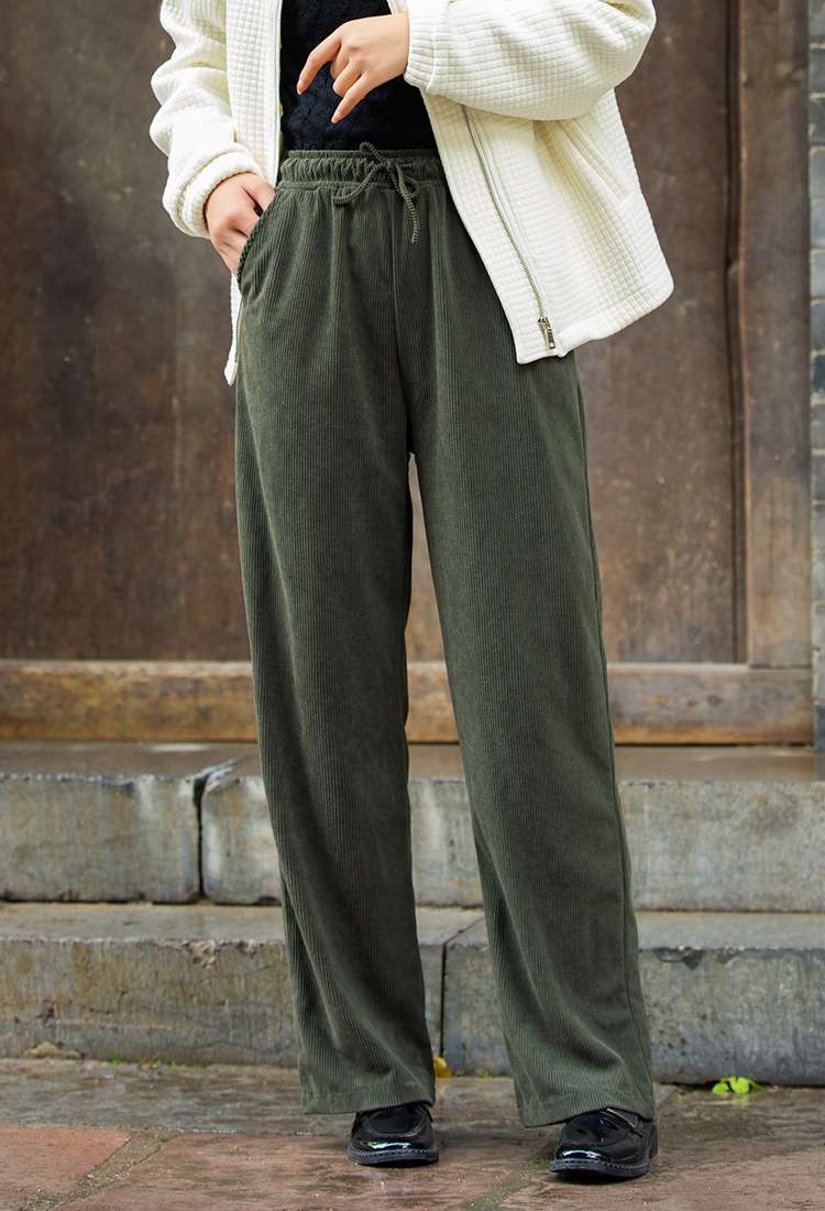 カジュアルコーデ  ゆったりコーデュロイワイドパンツ