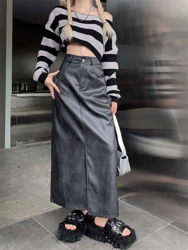 カジュアルコーデ  フェイクレザーロングスリットスカート