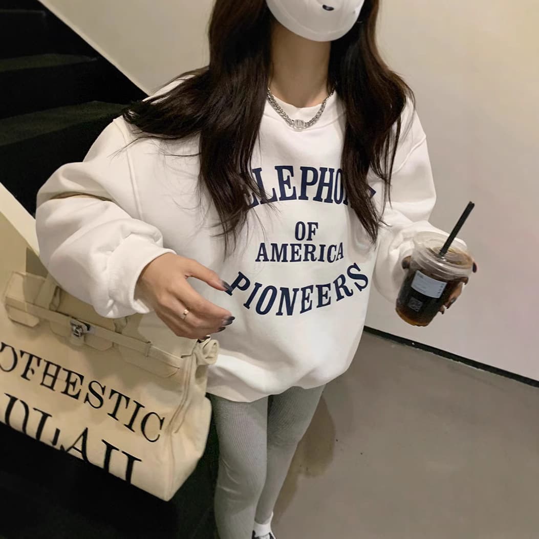 カジュアルコーデ ロゴ入りオーバーサイズスウェット