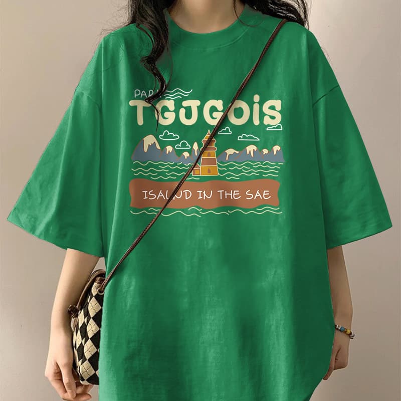 カジュアルコーデ リゾート風景プリント半袖Tシャツ