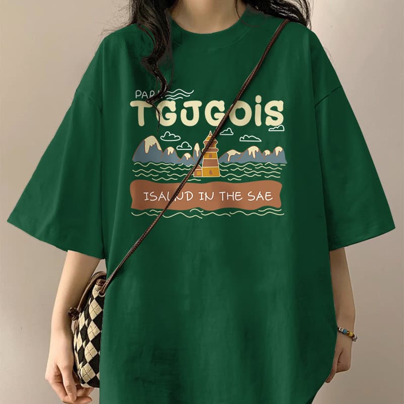 カジュアルコーデ リゾート風景プリント半袖Tシャツ