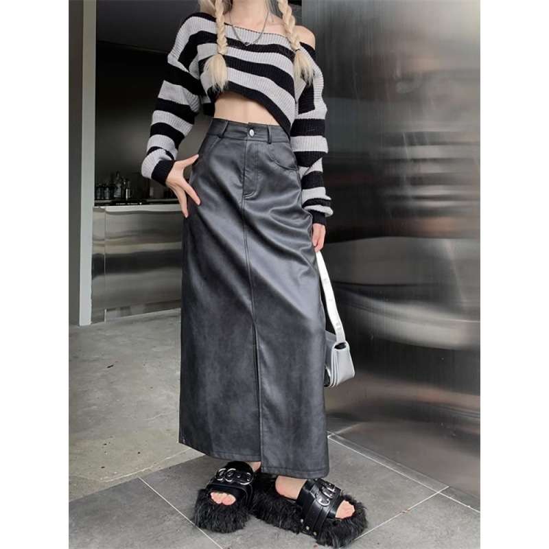 カジュアルコーデ  フェイクレザーロングスリットスカート