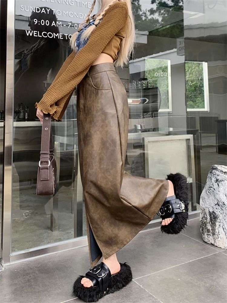 カジュアルコーデ  フェイクレザーロングスリットスカート